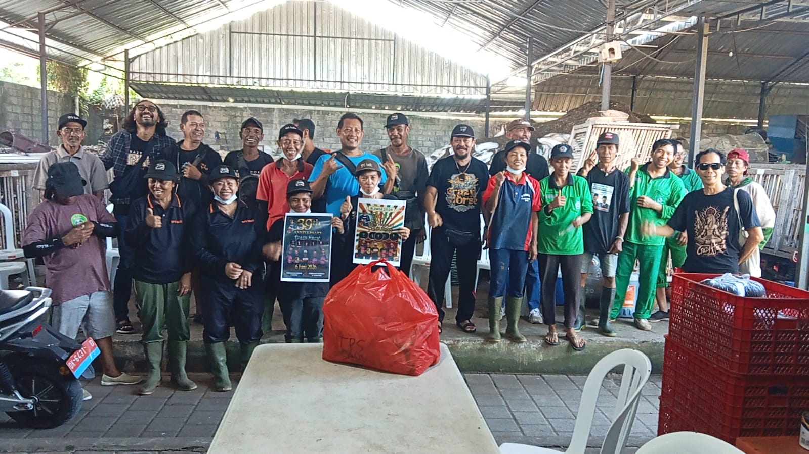 Pembagian Nasi Bungkus kepada crew pemilah dan pengolah sampah di TPS SADU Sumerta Kaja, Denpasar